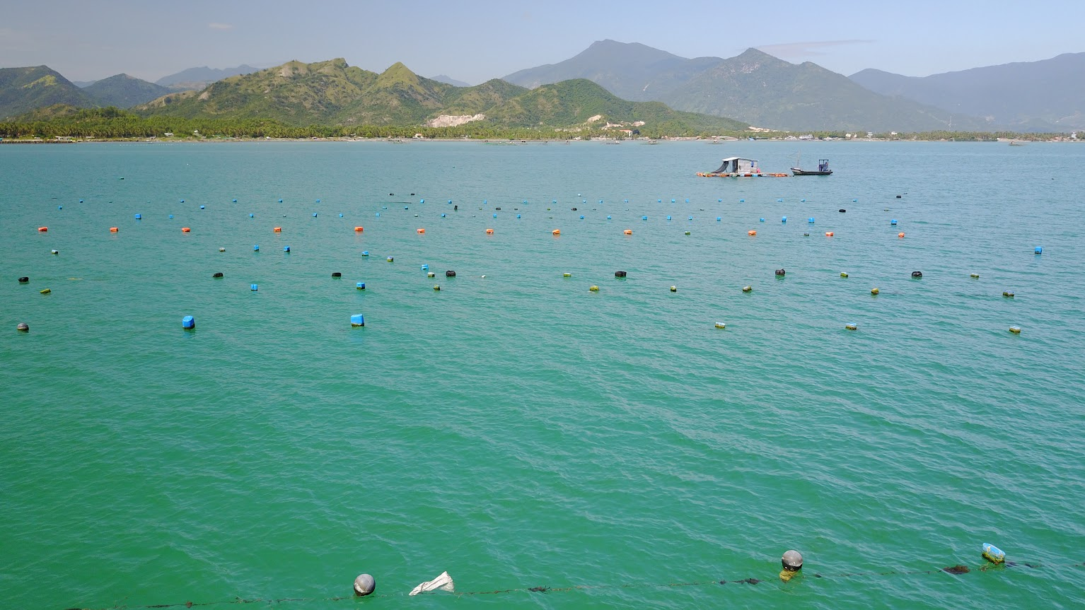 Baie de Van Ninh, Khanh Hoa, Vietnam — site de production d'huîtres Sous la Mer